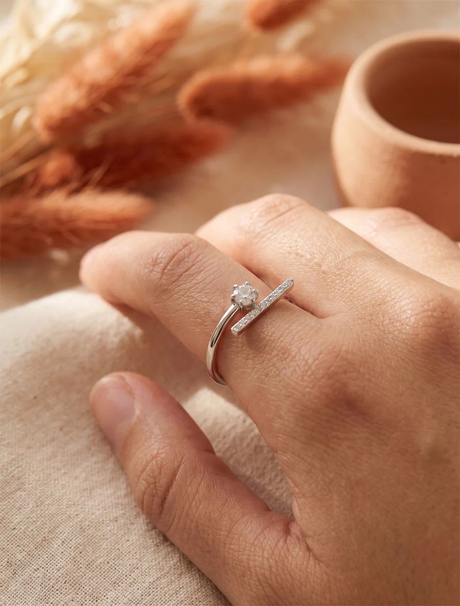 Fijne ring met een met stras bezette schacht. - Geld