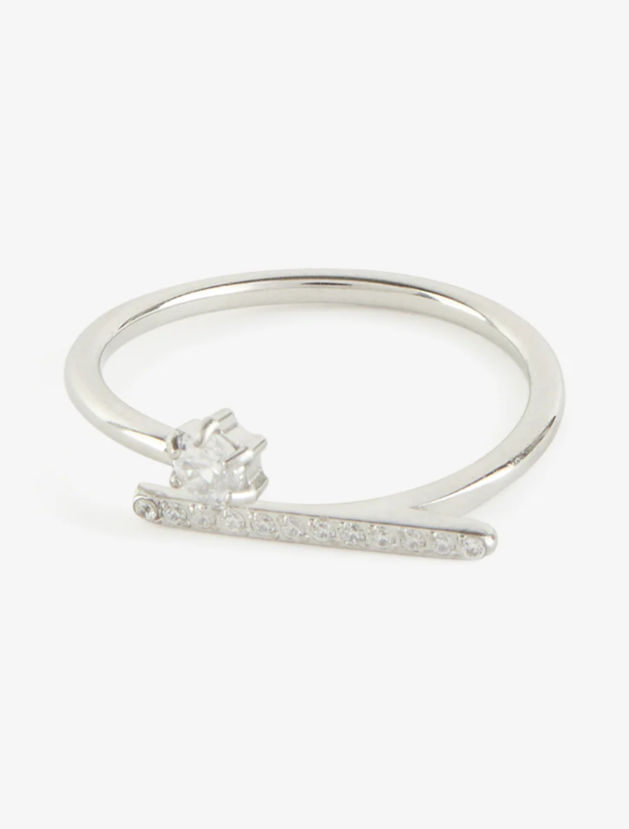Fijne ring met een met stras bezette schacht. - Geld - Image 3