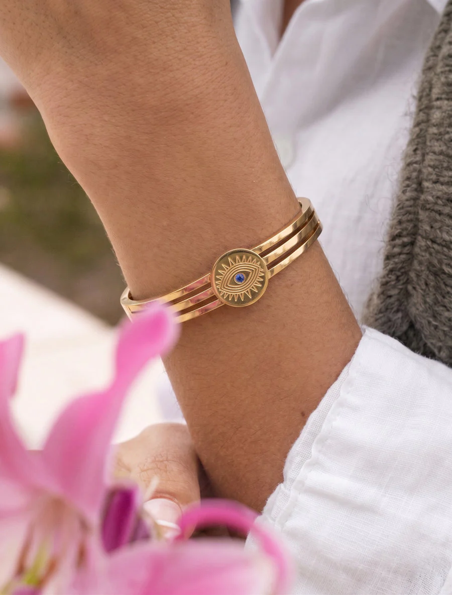 Gegraveerde armband met een blauwe zirkonia. - Goud