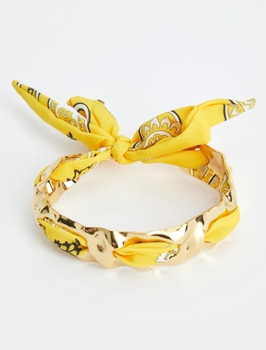 Gehamerde ring met decoratieve bandana-stijl verbinding. - Geel - Image 2