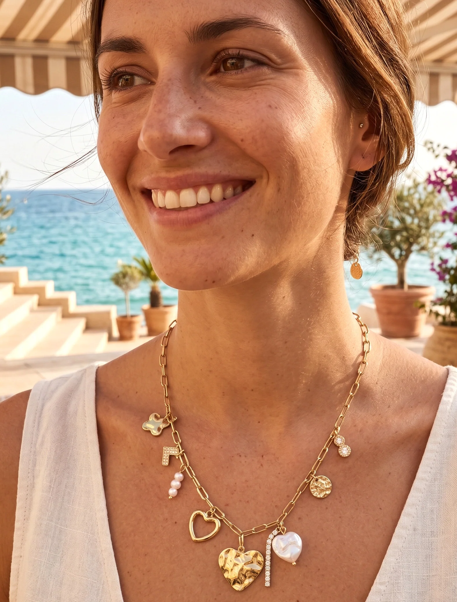 Halsketting met hartjes bedels en strass. - Goud