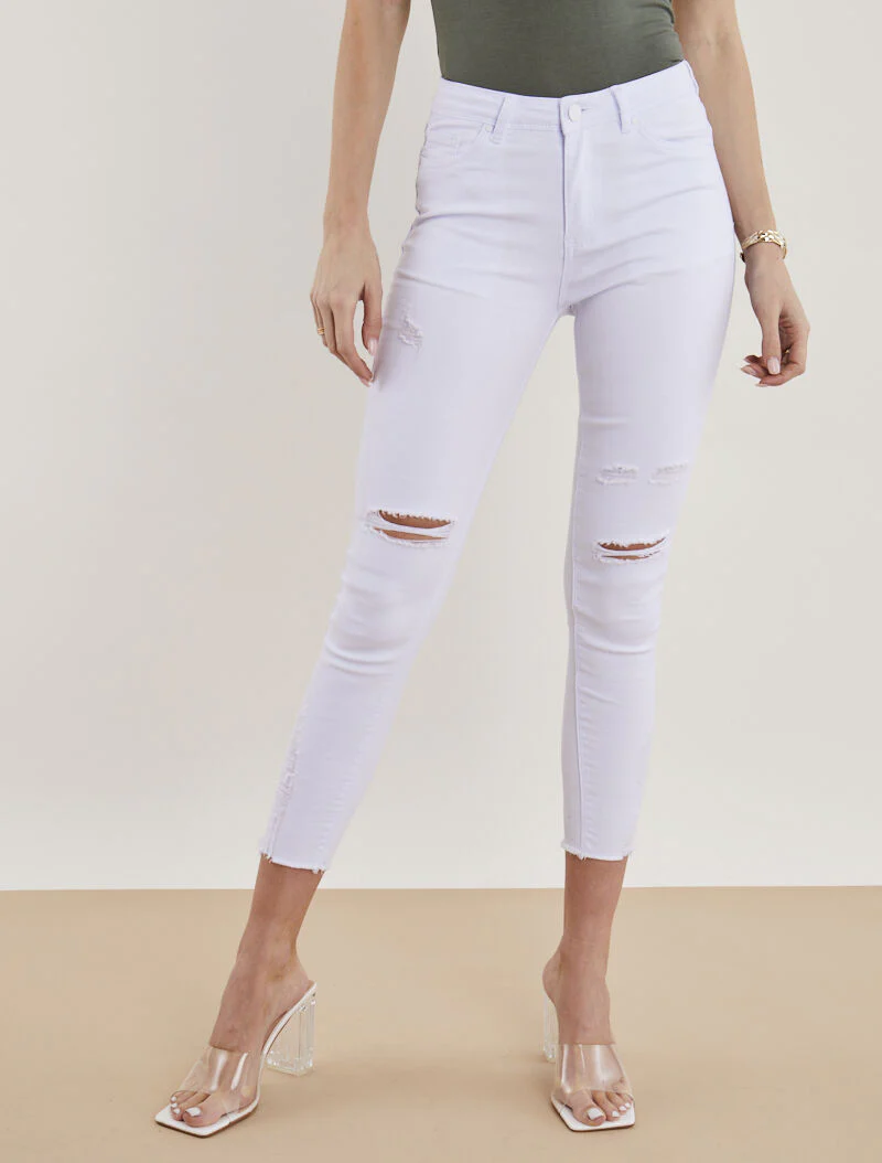 Jean 7/8 met gescheurde knieën en versleten details - wit