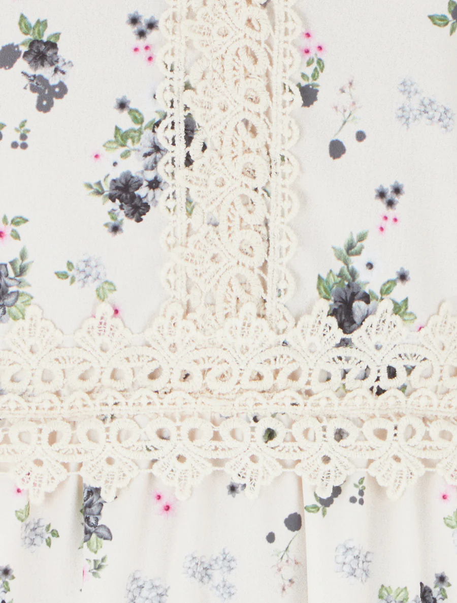 Lange jurk met kleine bloemenprint en haakdetails. - Zwart - Image 3