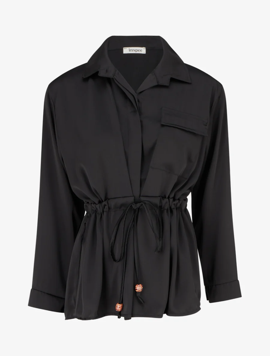 Ruime satijnen blouse met strikjes. - Zwart