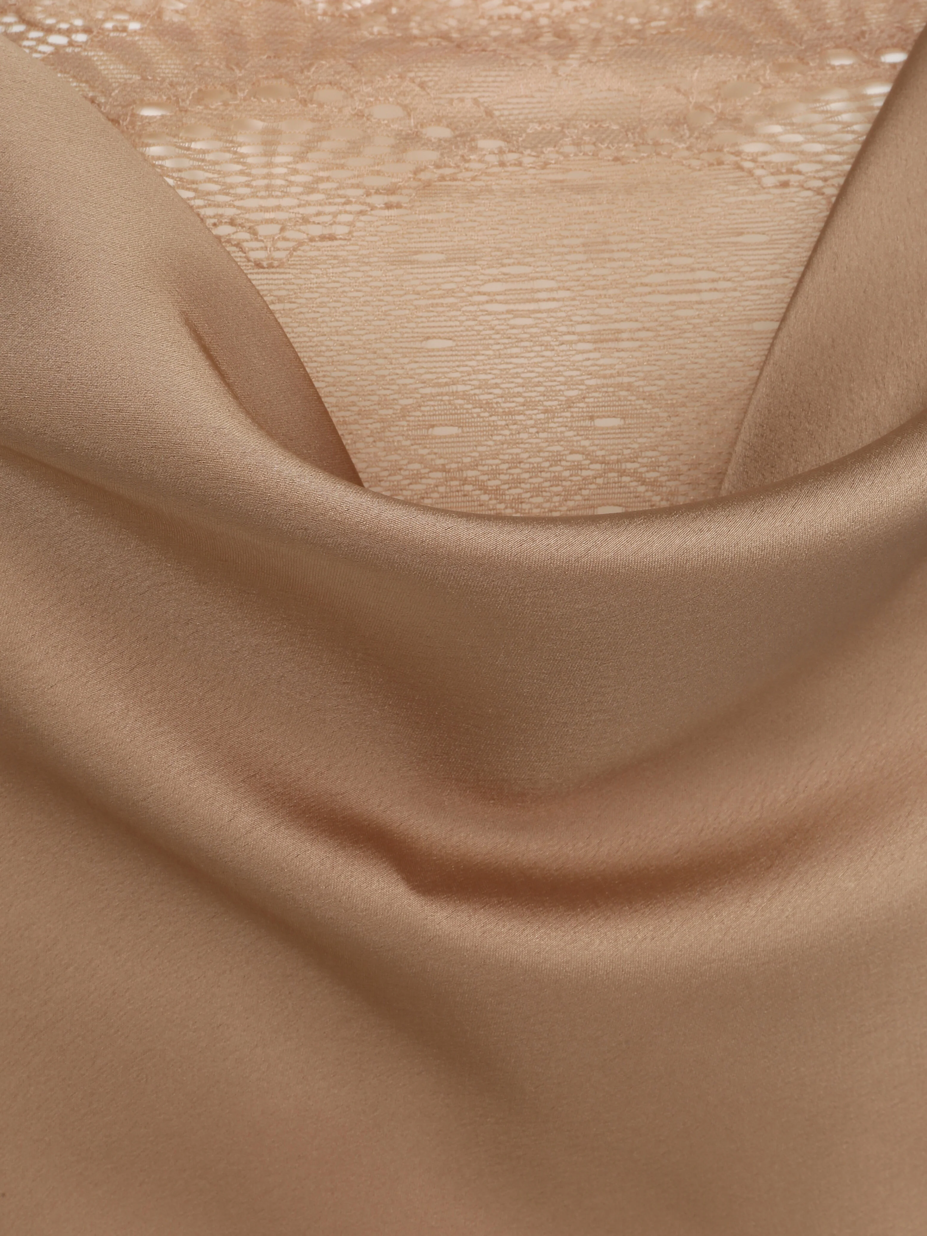 Satijnen rechte jurk met bénitierhals en kant - Beige - Image 3