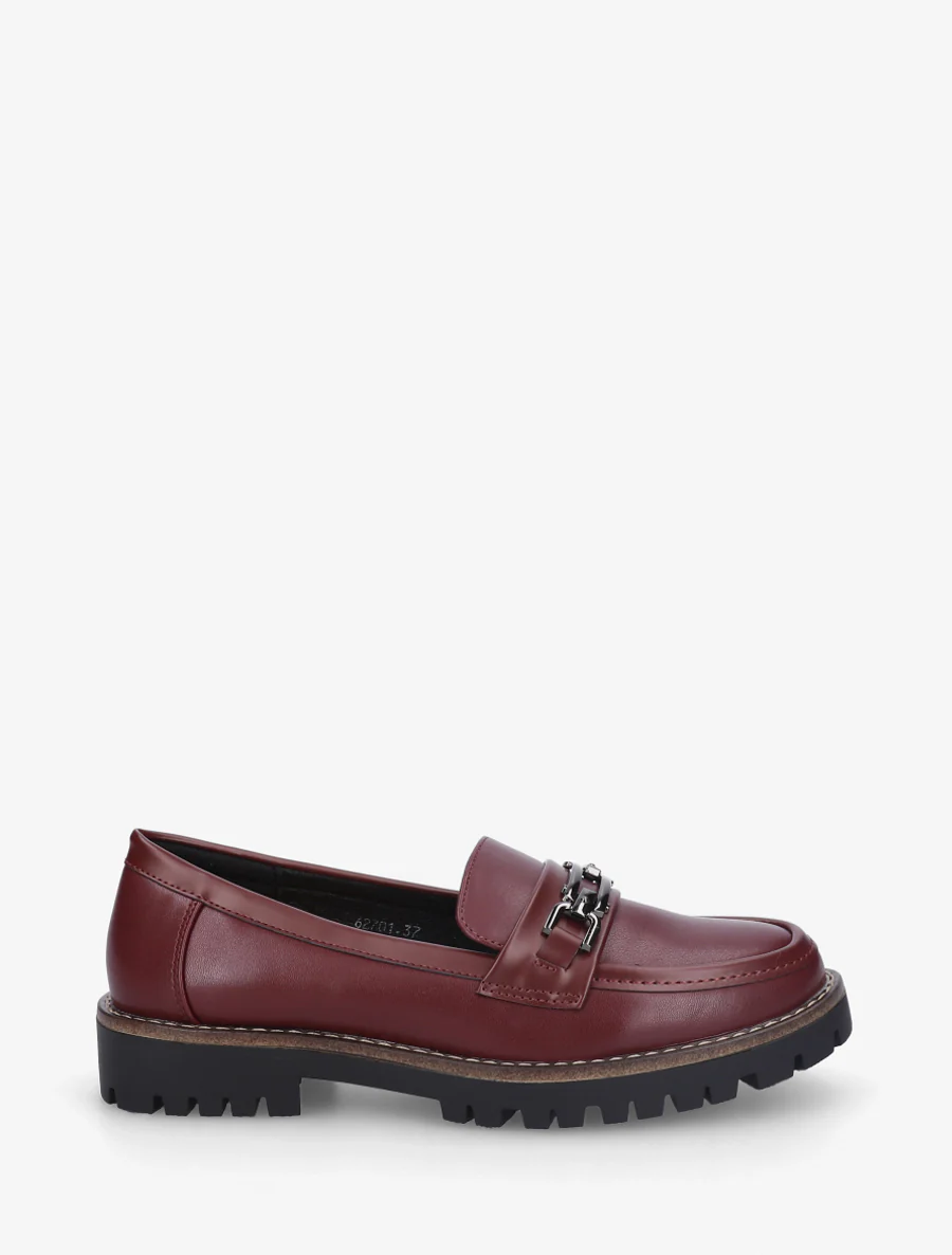 Schoenen van imitatieleer met metalen gesp. - Bordeaux