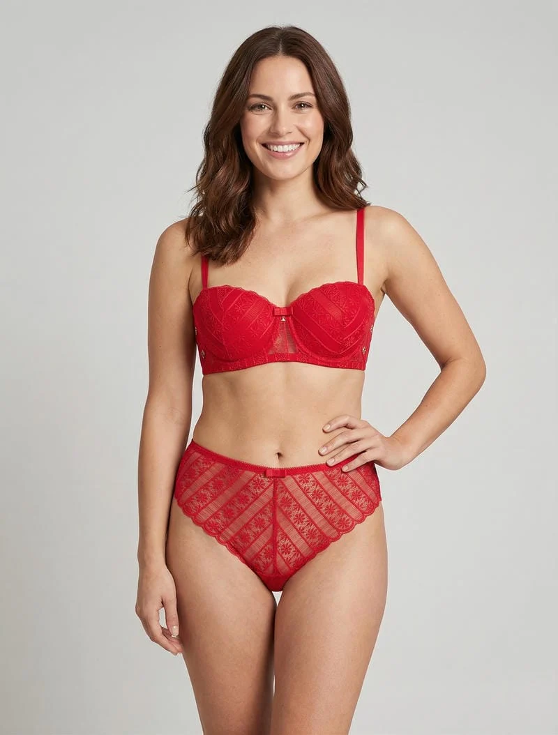 Set van een kanten bh en string met opengewerkt patroon - Rood