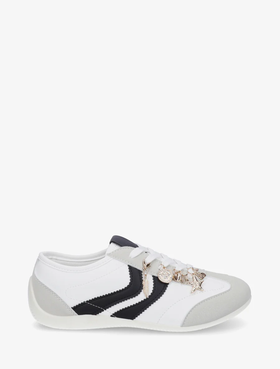 Sneakers met niet-passende sierinzetstukken. - Wit