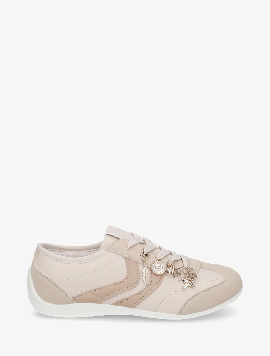 Sneakers met niet-passende sierinzetstukken. - Beige