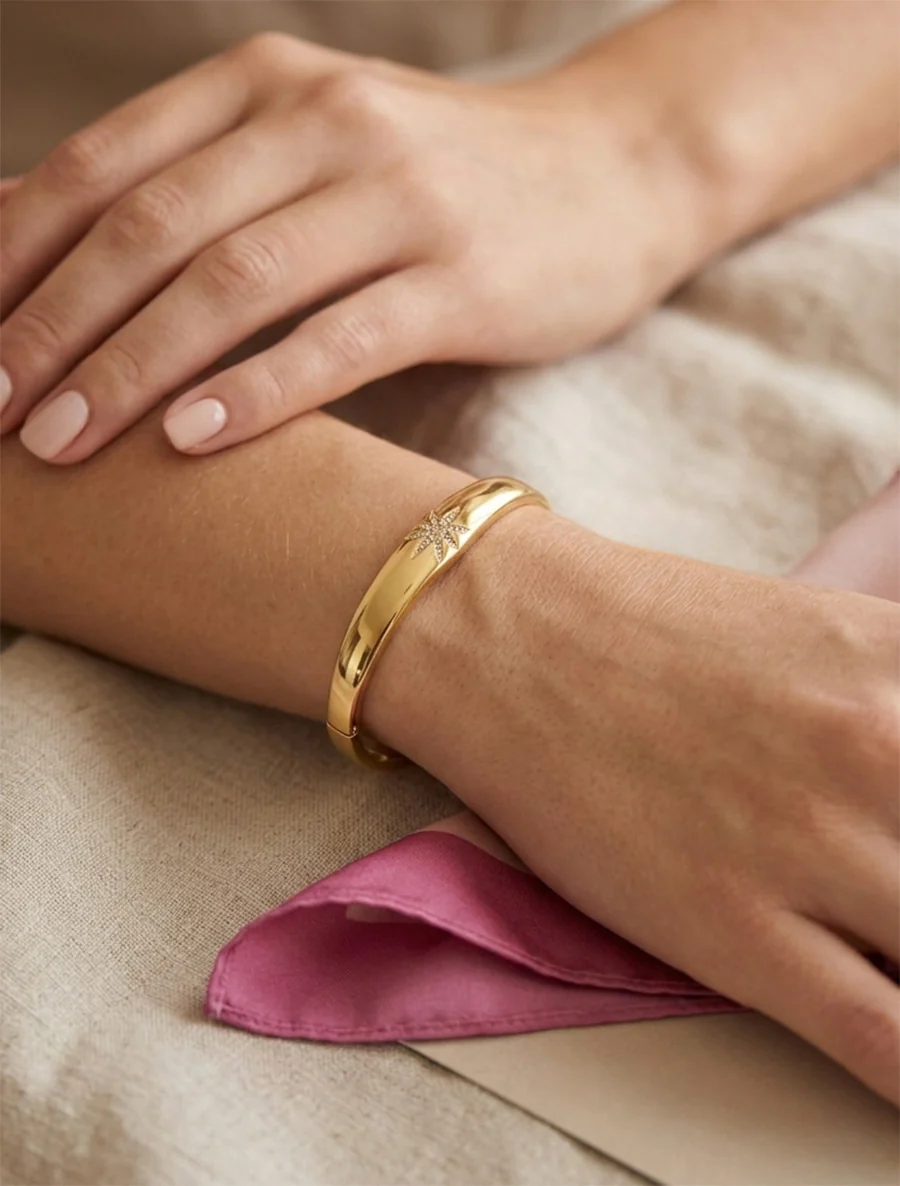 Sterriet armband versierd met witte zirkonia's - Goud