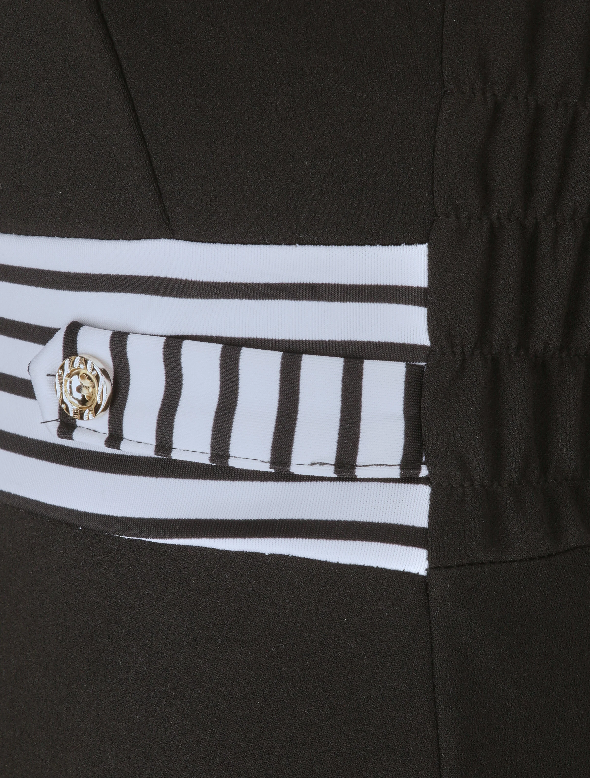 Streepjesjurk met gepleisterd bovenlijf en taille - Zwart - Image 3