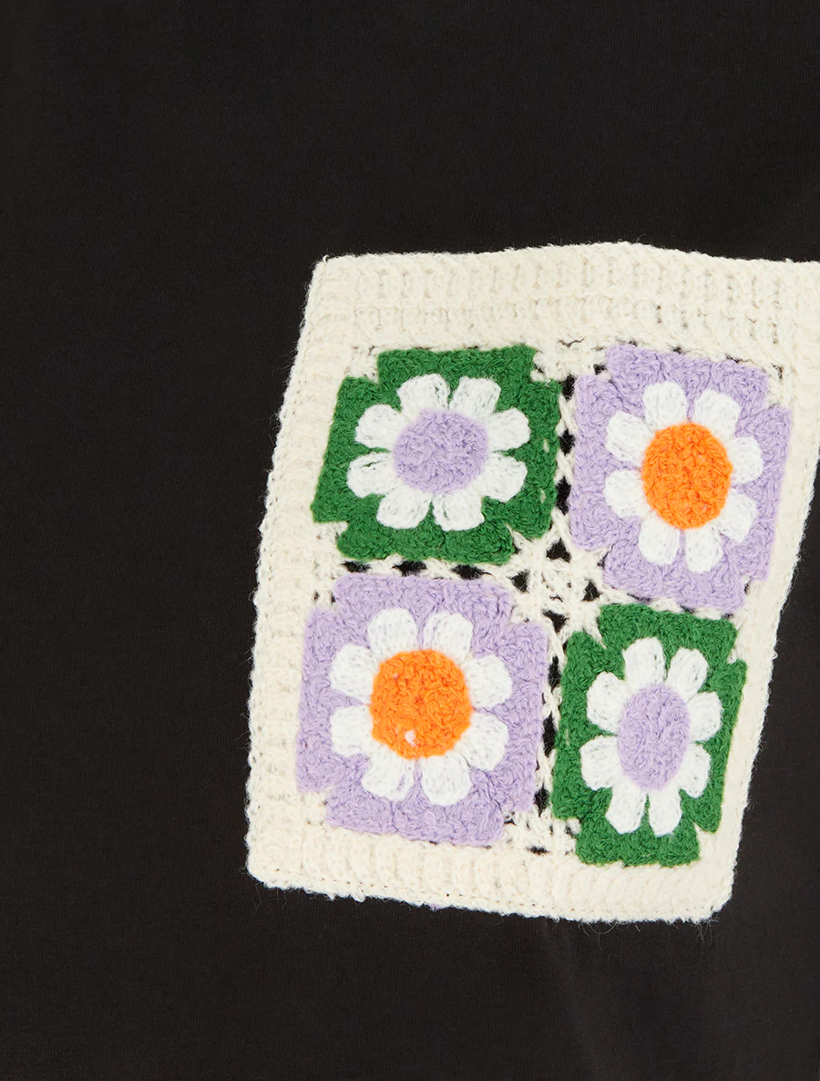 T-shirt met opgestikte zak en bloemenmotief - Zwart - Image 3