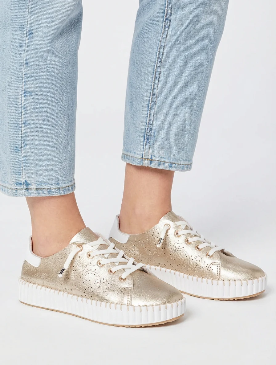 Zachte sneakers met opengewerkte patronen - Goud - Image 5